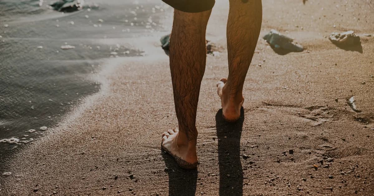 Czy mężczyzna powinien golić nogi? Oto plusy i minusy tej decyzji