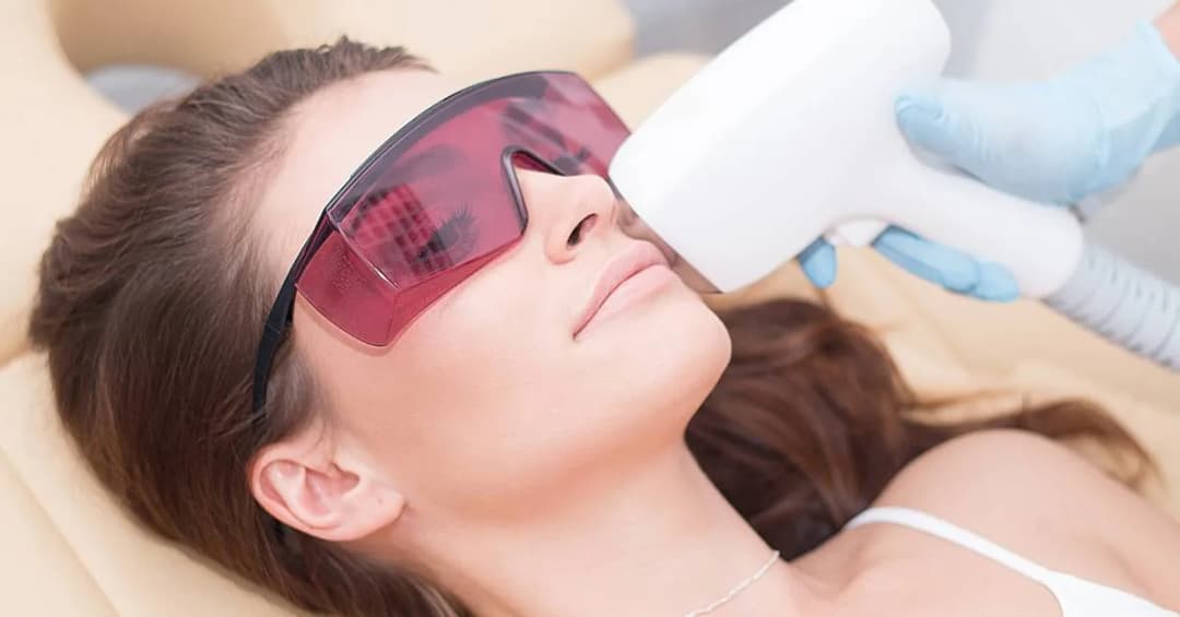 Ile kosztuje depilacja laserowa wąsika? Sprawdź ceny i oferty klinik